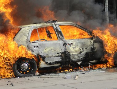 Πάτρα: Πέντε οχήματα τυλίχθηκαν στις φλόγες - Φόβοι για επιστροφή του μανιακού εμπρηστή